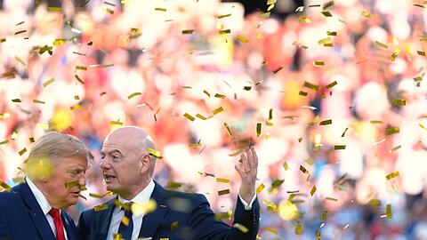 Gianni Infantino (r) wehrt sich gegen Kritik an der Fu&szlig;ball-WM. (Archivbild)
