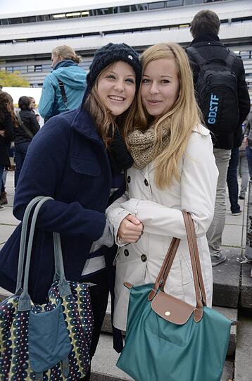 Miriam (18) aus Schwaben und Lena (18) aus Garmisch studieren ab sofort Molekulare Biotechnologie. Beide wollen später unbedingt in die Forschung: Bachelor, Master, Promotion - eventuell auch eine Professur. "Vor allem Viren müssen besser erforscht werden", erzählt Lena. "Dann können wir vielleicht irgendwann AIDS heilen."
