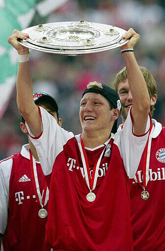 2002/03: Debüt &ndash; und ein Rüffel: Mit Lahm gibt er sein Profi-Debüt. Schießt im DFB-Pokal gegen Köln sein erstes Profi-Tor, zeigt das Haar-Bändchen seiner damaligen Freundin Daniela in die Kamera &ndash; und bekommt einen Rüffel von Manager Hoeneß. Am Saisonende als Frischling Meister und Pokalsieger. Fazit: Aufregend.