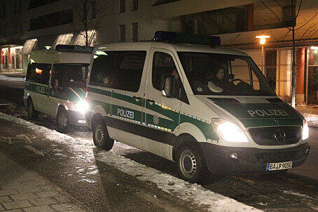 Kräfte des Spezialeinsatzkommandos SEK stürmen gegen 21.45 Uhr die Wohnung eines als gewalttätig bekannten Waldkraiburgers. Mit einer Waffe hatte der 30-Jährige am Mittwochnachmittag seine 34-jährige Lebensgefährtin angegriffen und bedroht. Die Frau war auf die Straße geflüchtet und hatte die Polizei verständigt. Sie wurde leicht verletzt.