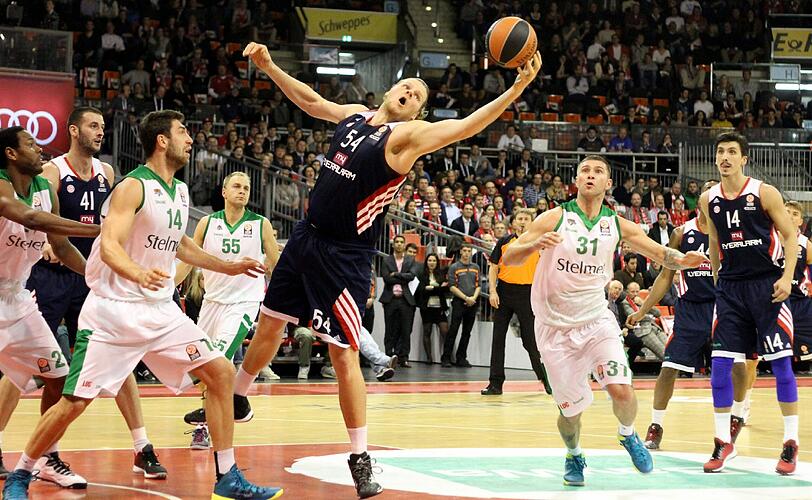 John Bryant ist der beste Rebounder des FC Bayern &ndash; hier schnappt er sich gegen Gora einen Abpraller vom Korb.