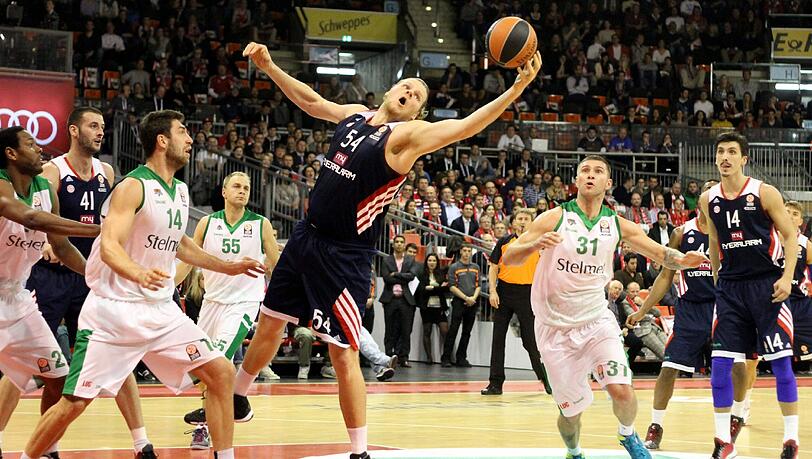 John Bryant ist der beste Rebounder des FC Bayern – hier schnappt er sich gegen Gora einen Abpraller vom Korb. John Bryant ist der beste Rebounder des FC Bayern – hier schnappt er sich gegen Gora einen Abpraller vom Korb.