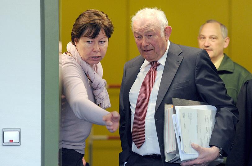 Günther Beckstein betritt den Gerichtssaal im Münchner Landgericht. Er ist Zeuge im Prozess gegen Ex-Vorstände der BayernLB.