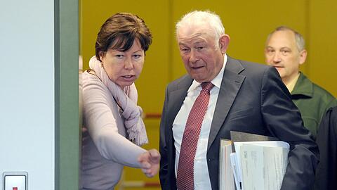 Günther Beckstein betritt den Gerichtssaal im Münchner Landgericht. Er ist Zeuge im Prozess gegen Ex-Vorstände der BayernLB.