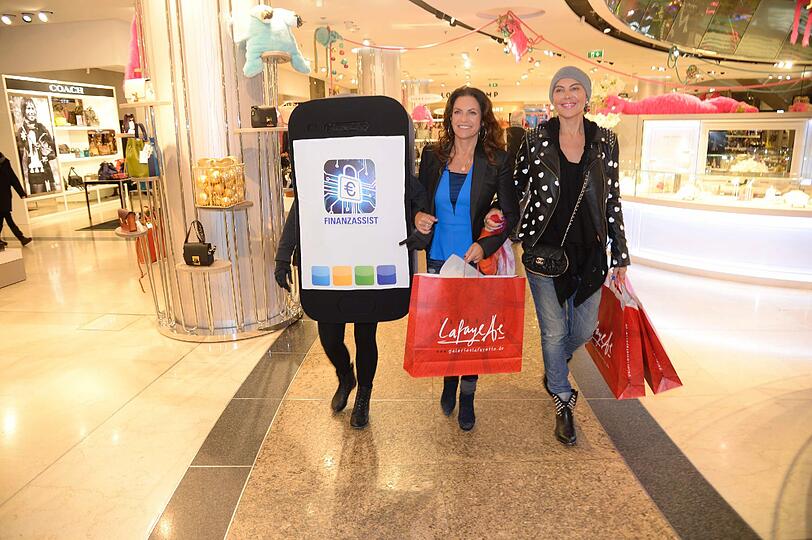Christine Neubauer und Natascha Ochsenknecht erledigen noch ihre letzten Weihnachtseinkäufe zusammen