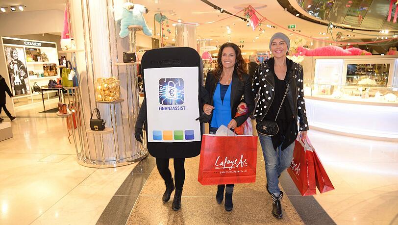 Christine Neubauer und Natascha Ochsenknecht erledigen noch ihre letzten Weihnachtseinkäufe zusammen Christine Neubauer und Natascha Ochsenknecht erledigen noch ihre letzten Weihnachtseinkäufe zusammen