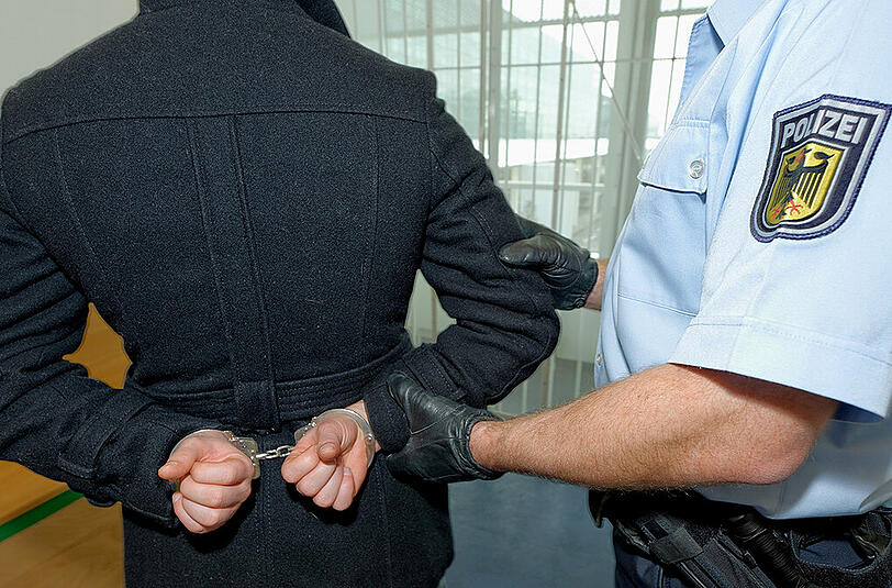 Nachdem eine Tante der Frau das Geld überweisen konnte, durfte die Frau wieder gehen. (Symbolbild)