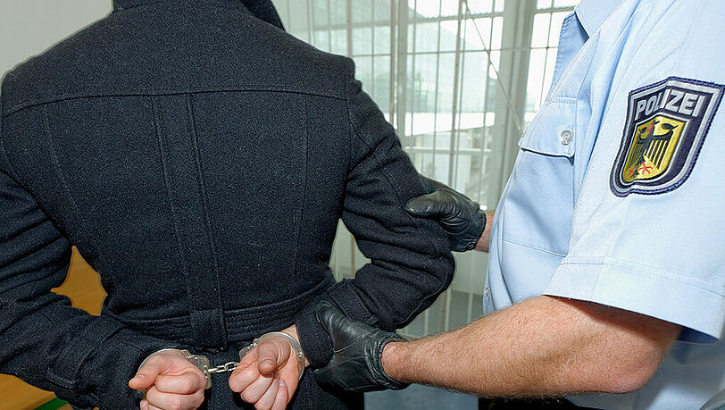 Nachdem eine Tante der Frau das Geld überweisen konnte, durfte die Frau wieder gehen. (Symbolbild) Nachdem eine Tante der Frau das Geld überweisen konnte, durfte die Frau wieder gehen. (Symbolbild)