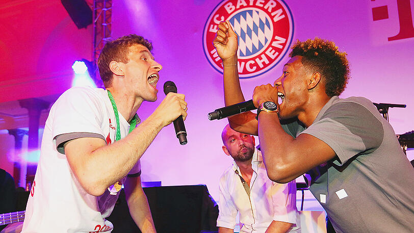 Fußballer mit Gesangstalent: Die Bayern-Profis Thomas Müller (l.) und David Alaba singen &bdquo;Ham kummst&ldquo; von Seiler und Speer.