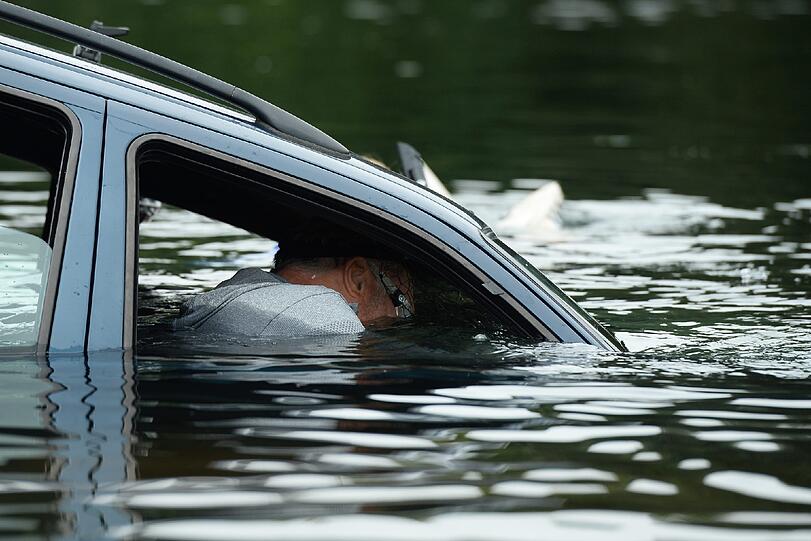 Die Challenge für Ronald: Er muss in einem untergehenden Auto einen Ball durch ein Netz befördern. Die Bilder.