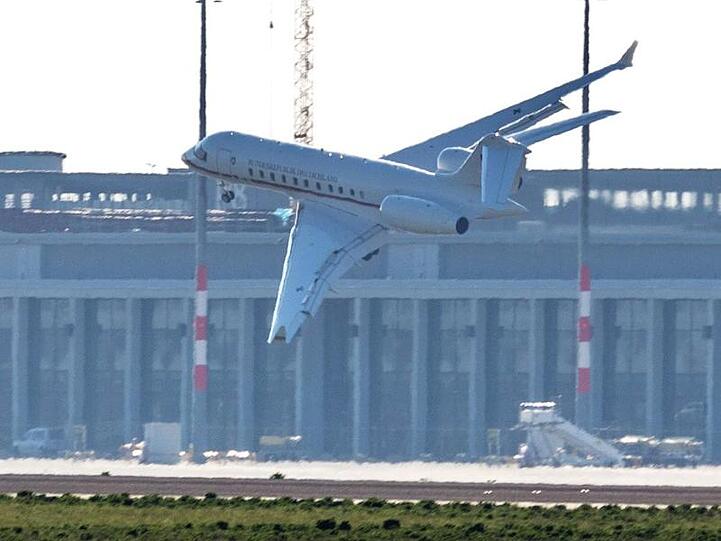Ein Jet vom Typ Global 5000 der Flugbereitschaft der Bundesregierung bei der Notlandung auf dem Berliner Flughafen Schönefeld.