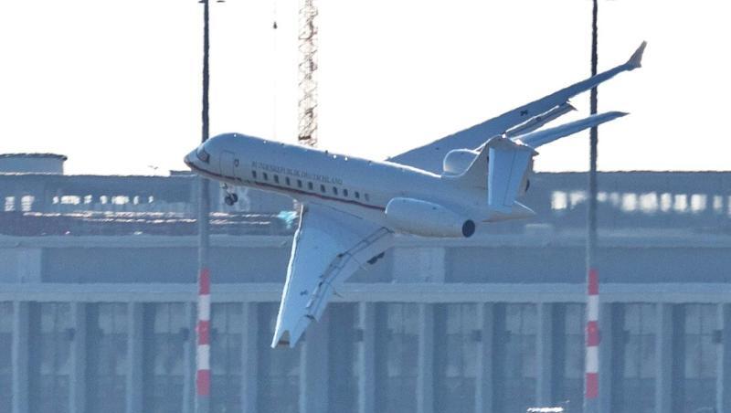 Ein Jet vom Typ Global 5000 der Flugbereitschaft der Bundesregierung bei der Notlandung auf dem Berliner Flughafen Schönefeld. Ein Jet vom Typ Global 5000 der Flugbereitschaft der Bundesregierung bei der Notlandung auf dem Berliner Flughafen Schönefeld.
