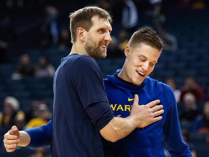 Für NBA-Profis gibt es traditionell keine Chance auf ein ausgedehntes, besinnliches Weihnachtsfest: Dirk Nowitzki (l) vor dem Spiel gegen Golden State Warriors.