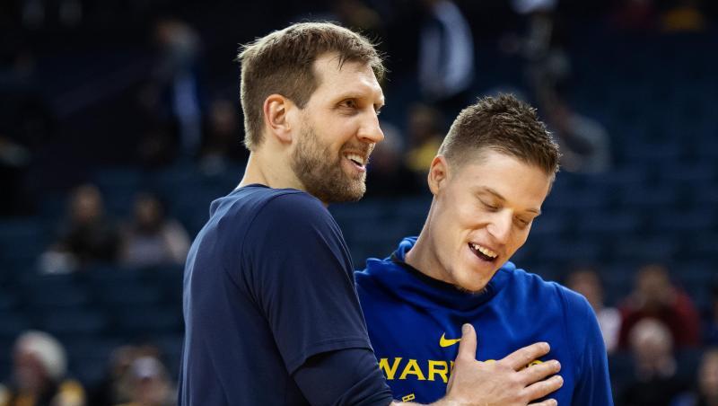 Für NBA-Profis gibt es traditionell keine Chance auf ein ausgedehntes, besinnliches Weihnachtsfest: Dirk Nowitzki (l) vor dem Spiel gegen Golden State Warriors. Für NBA-Profis gibt es traditionell keine Chance auf ein ausgedehntes, besinnliches Weihnachtsfest: Dirk Nowitzki (l) vor dem Spiel gegen Golden State Warriors.