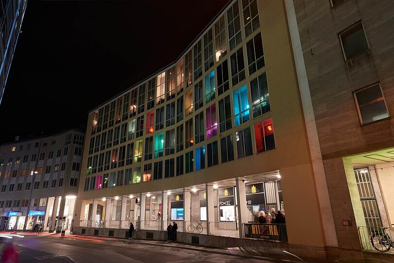 Bevor die Lichter im Stadtmuseum ausgehen, werden sie nochmal richtig aufgedreht: Die vielteilige Licht-Installation "Leihgabe" des Münchner Künstler-Duos Brunner & Ritz bringt ab morgen den Gsaenger-Trakt zum Rosenthal hin farbstark zum Leuchten.
