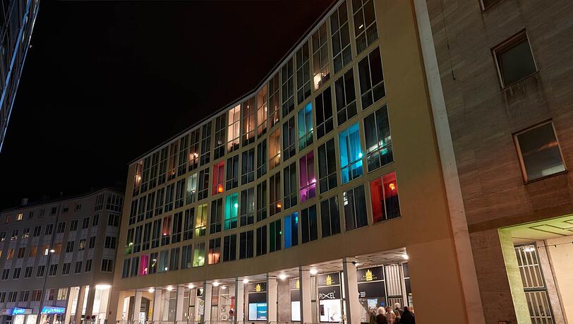 Bevor die Lichter im Stadtmuseum ausgehen, werden sie nochmal richtig aufgedreht: Die vielteilige Licht-Installation "Leihgabe" des Münchner Künstler-Duos Brunner & Ritz bringt ab morgen den Gsaenger-Trakt zum Rosenthal hin farbstark zum Leuchten. Bevor die Lichter im Stadtmuseum ausgehen, werden sie nochmal richtig aufgedreht: Die vielteilige Licht-Installation "Leihgabe" des Münchner Künstler-Duos Brunner & Ritz bringt ab morgen den Gsaenger-Trakt zum Rosenthal hin farbstark zum Leuchten.