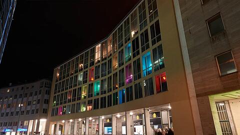 Bevor die Lichter im Stadtmuseum ausgehen, werden sie nochmal richtig aufgedreht: Die vielteilige Licht-Installation "Leihgabe" des Münchner Künstler-Duos Brunner & Ritz bringt ab morgen den Gsaenger-Trakt zum Rosenthal hin farbstark zum Leuchten.