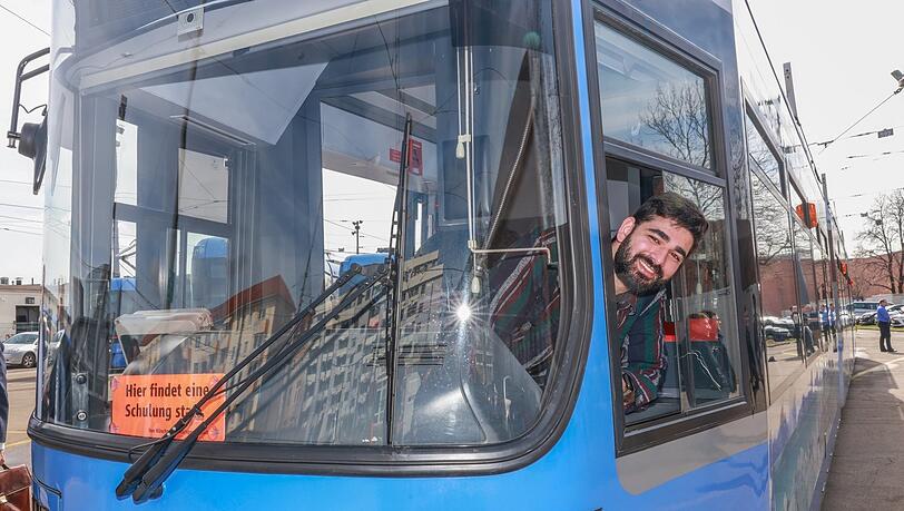 Ege Celik hat auch schon in der Gastronomie gejobbt. Er findet es schön, als Tramfahrer "etwas so Wichtiges" in München machen zu dürfen. Ege Celik hat auch schon in der Gastronomie gejobbt. Er findet es schön, als Tramfahrer "etwas so Wichtiges" in München machen zu dürfen.