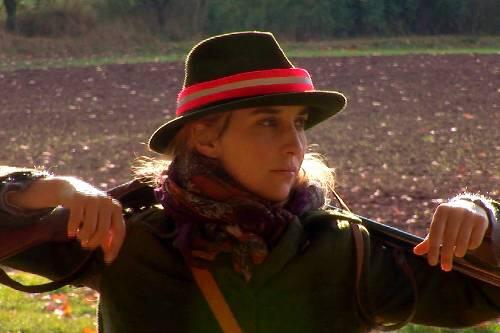 Verena von Zerboni di Sposetti auf der Jagd: Nach elitärer Erziehung und Jurastudium ist sie auf der Suche nach sich selbst und arbeitet als Schneiderin am Theater