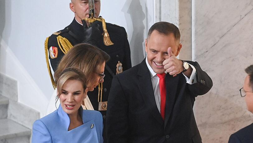 Polens neuer Präsident Karol Nawrocki, hier im Bild mit seiner Frau Marta, hat den Amtseid abgelegt. (Foto aktuell) Polens neuer Präsident Karol Nawrocki, hier im Bild mit seiner Frau Marta, hat den Amtseid abgelegt. (Foto aktuell)