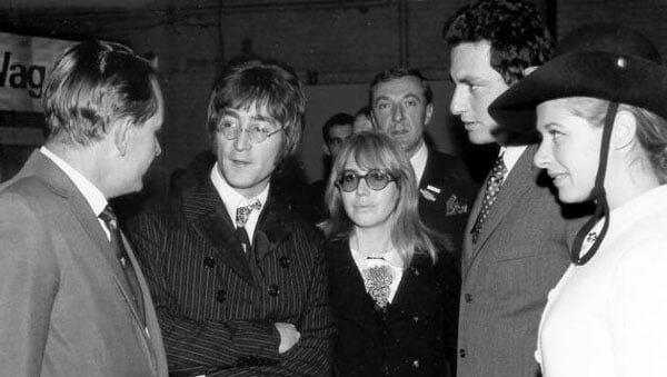 Rivolta-Fan John Lennon 1967 mit seiner Frau Cynthia, rechts im Bild Piero Rivolta mit seiner Frau Lele.