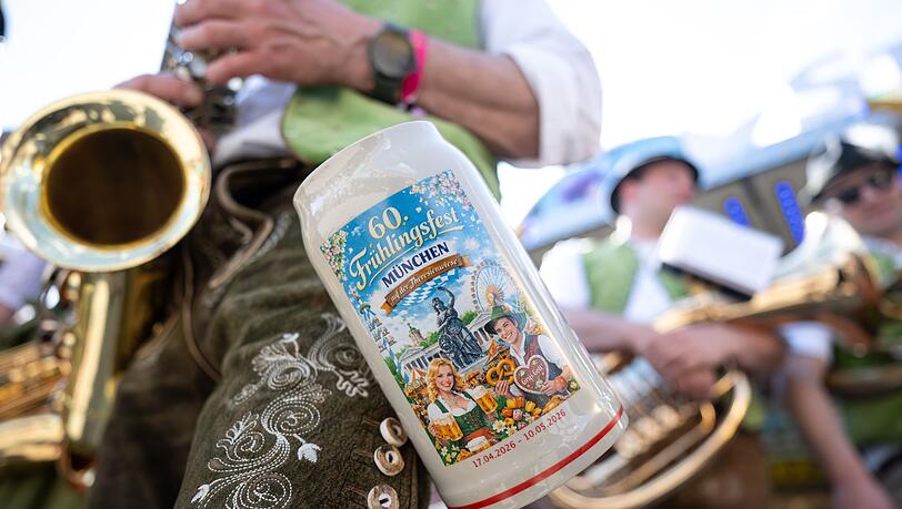 Der mit KI gestaltete Ma&szlig;krug mit der Aufschrift "Gr&uuml;s Gott" statt "Gr&uuml;&szlig; Gott" sorgt f&uuml;r Wirbel.