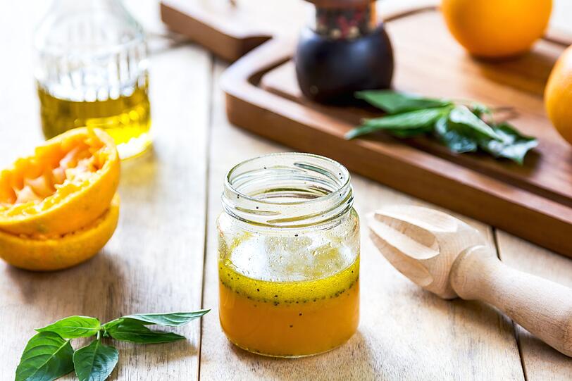 Salz und Pfeffer sind ein Muss im Salatdressing? Nicht unbedingt, wenn man leckere Zutaten kreativ kombiniert. So l&auml;sst sich aus frischen Komponenten wie Senf, Zitronensaft, Apfelessig, frisch gepresstem Orangensaft, &Ouml;l und Kr&auml;utern nach Wahl ein tolles Dressing zaubern. Wahlweise kann man auch Joghurt oder Quark als Basis benutzen.