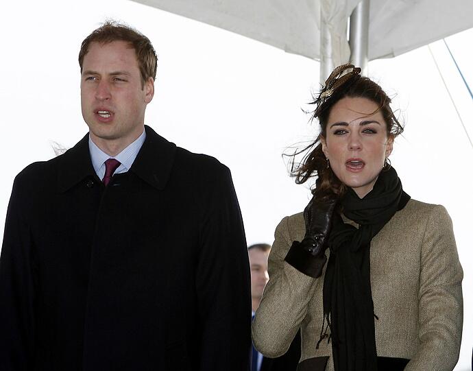 Es war nur ein Rettungsboot &ndash; aber hunderte Shaulustige kamen zu seiner Taufe, weil seine "Paten" keine
geringeren als Prinz William und sein Verlobte Kate Middleton sind. Die Bilder vom Auftritt.