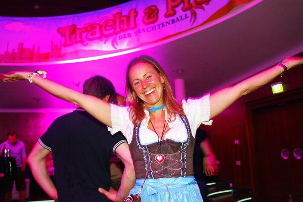 So zünftig feierten die Promis im Hippodrom von Wiesn-Wirt Sepp Krätz auf dem Frühlingsfest und in der Alten Kongresshalle beim "Tracht & Pracht Clubbing".