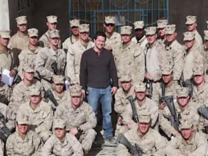 Mark Wahlberg in einer Gruppe von Soldaten