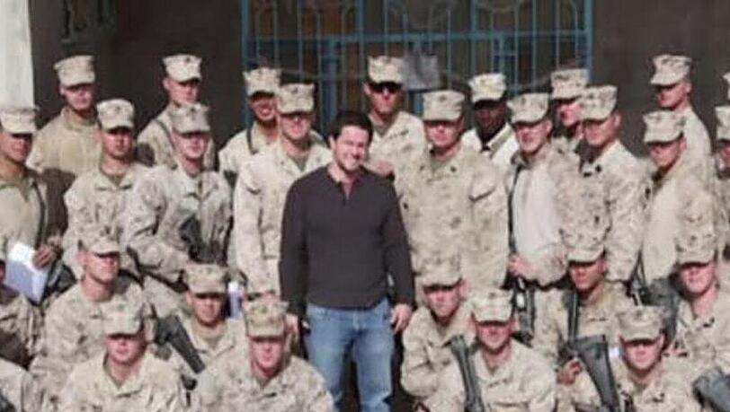 Mark Wahlberg in einer Gruppe von Soldaten Mark Wahlberg in einer Gruppe von Soldaten