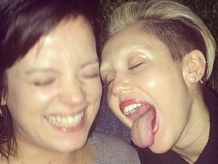 Miley Cyrus (re.) posiert mit Miranda Kerr