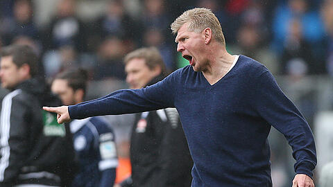 Paderborns Trainer Stefan Effenberg bleibt mit seiner Mannschaft auf dem Relegationsplatz der 2. Bundesliga.