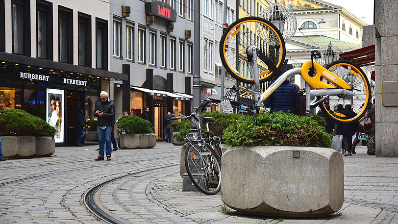 Sieht man immer wieder in der Münchner Innenstadt: oBikes an ungewöhnlichen Orten.