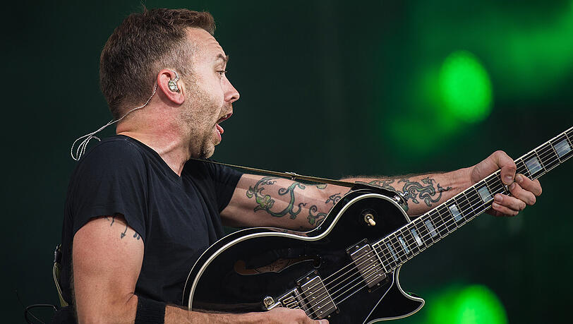 Tim McIlrath, der Sänger der Band Rise Against, während des Auftritts beim Musikfestival "Rock im Park". Tim McIlrath, der Sänger der Band Rise Against, während des Auftritts beim Musikfestival "Rock im Park".