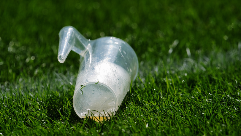 Beim Spiel der Sechzger in Unterhaching sollen mehrere Bierbecher aufs Spielfeld und in den Innenraum geflogen sein Beim Spiel der Sechzger in Unterhaching sollen mehrere Bierbecher aufs Spielfeld und in den Innenraum geflogen sein