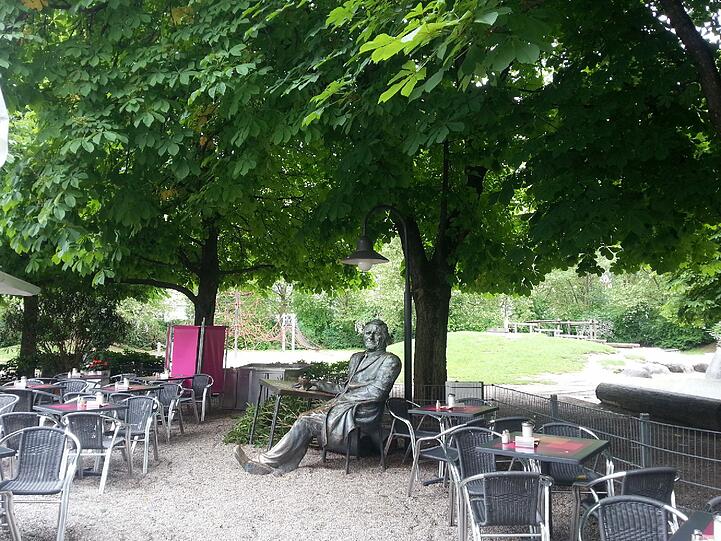 Hier sitzen nicht nur echte Münchner.