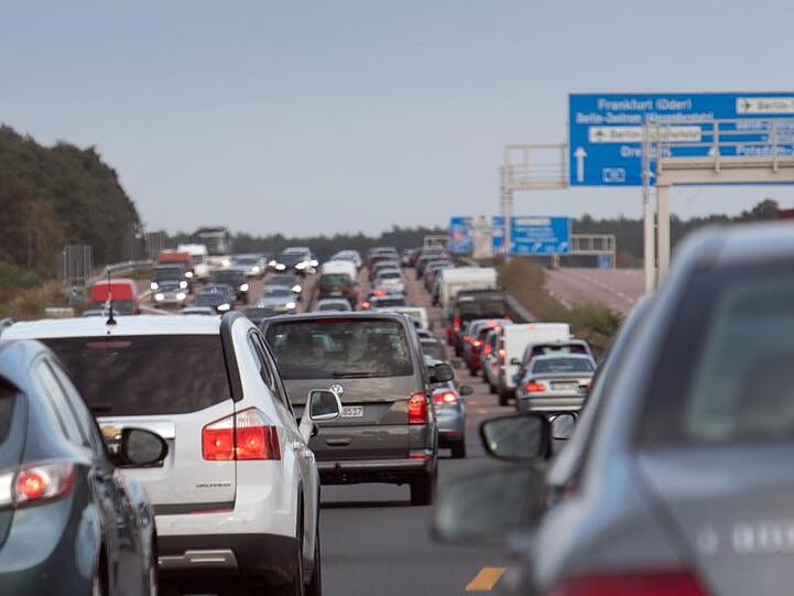 Dichter Verkehr auf einer Autobahn. An diesem Freitag beginnen in Bremen, Niedersachsen, Sachsen, Sachsen-Anhalt und Thüringen sowie im Süden der Niederlande die Sommerferien.