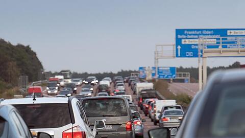 Dichter Verkehr auf einer Autobahn. An diesem Freitag beginnen in Bremen, Niedersachsen, Sachsen, Sachsen-Anhalt und Thüringen sowie im Süden der Niederlande die Sommerferien.
