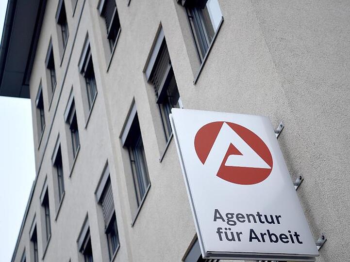 Das Kurzarbeitergeld wird von der Agentur für Arbeit gezahlt.