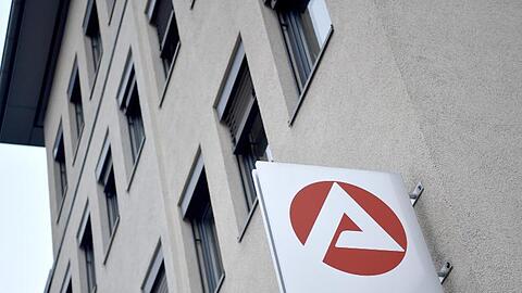 Das Kurzarbeitergeld wird von der Agentur für Arbeit gezahlt.