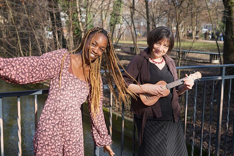 Barbara Anderson (l.) und Anne Zils machen gemeinsam Musik in der Sonne.