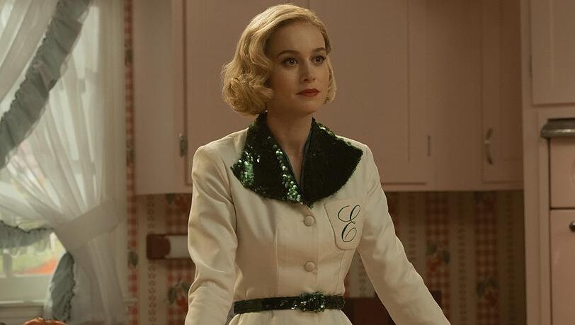 In "Eine Frage der Chemie" spielt Brie Larson die Wissenschaftlerin Elizabeth Zott. In "Eine Frage der Chemie" spielt Brie Larson die Wissenschaftlerin Elizabeth Zott.
