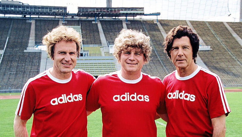 Zeitreise: Die Bayern-Macher Karl-Heinz Rummenigge, Uli Hoeneß und Franz Beckenbauer (v.l.) im Look der wilden 70er, als besonders der Mythos des Kaisers geboren wurde. Zeitreise: Die Bayern-Macher Karl-Heinz Rummenigge, Uli Hoeneß und Franz Beckenbauer (v.l.) im Look der wilden 70er, als besonders der Mythos des Kaisers geboren wurde.