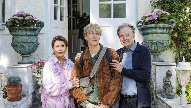 Bruno Alexander als Joachim Meyerhoff mit seinen Gro&szlig;eltern (Senta Berger und Michael Wittenborn) vor deren M&uuml;nchner Villa.