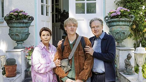 Bruno Alexander als Joachim Meyerhoff mit seinen Gro&szlig;eltern (Senta Berger und Michael Wittenborn) vor deren M&uuml;nchner Villa.