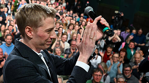 Dominik Krause (B&uuml;ndnis 90/Die Gr&uuml;nen), Zweiter B&uuml;rgermeister von M&uuml;nchen, steht bei der Wahlparty der Gr&uuml;nen nach der Stichwahl um das Amt des Oberb&uuml;rgermeister in der bayerischen Landeshauptstadt auf der B&uuml;hne.