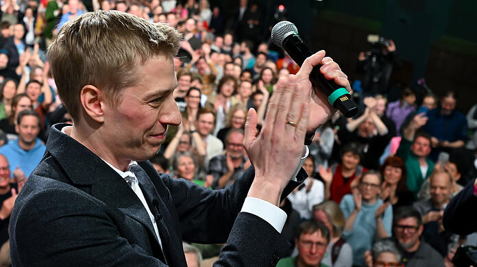 Dominik Krause (B&uuml;ndnis 90/Die Gr&uuml;nen), Zweiter B&uuml;rgermeister von M&uuml;nchen, steht bei der Wahlparty der Gr&uuml;nen nach der Stichwahl um das Amt des Oberb&uuml;rgermeister in der bayerischen Landeshauptstadt auf der B&uuml;hne.