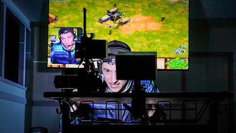 Das Spiel "Age of Empires 2" als zweite Realit&auml;t. Lorenz Hochhuth in "Echtzeitalter".