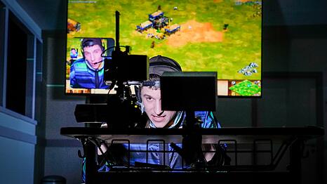 Das Spiel "Age of Empires 2" als zweite Realit&auml;t. Lorenz Hochhuth in "Echtzeitalter".